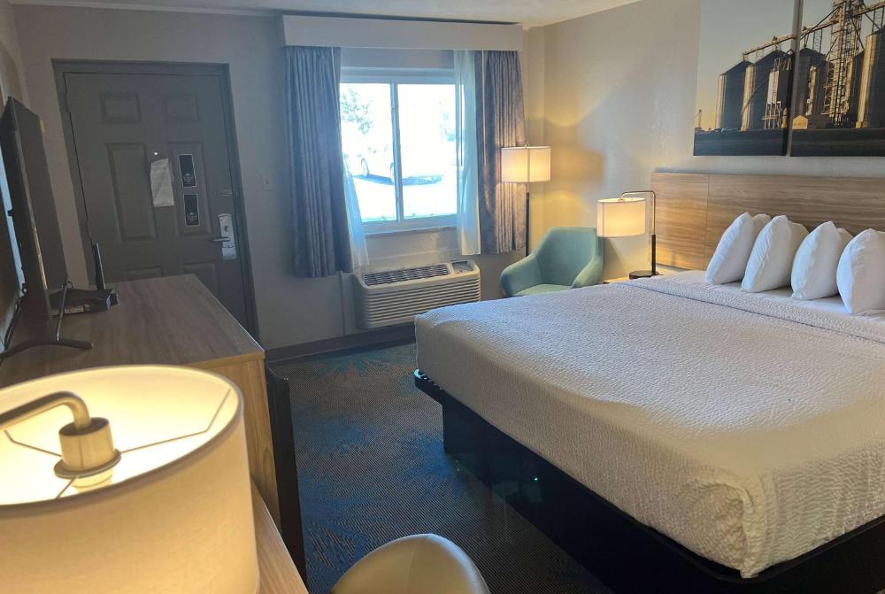 King Room with Bath Tub - Mobility Accessible/Non-Smoking interior