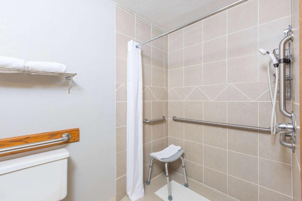 King Room with Roll-In Shower - Mobility/Hearing Accessible - Non-Smoking interior